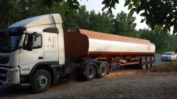 รถ VOLVO 10 ล้อ หัวลาก 400 แรงม้า. ปี 56.  ( รถวิ่ง 3xx,xxx กว่า กม. )    สนใจติดต่อ  081 - 6079515