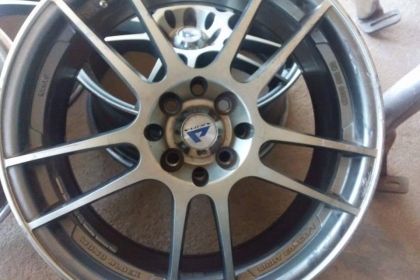 ขายล้อแม็ก japan monoblock 17"กว้าง 7" ใส่ได้ทั้ง 4x100 และ 4x114 ไม่คดไม่ดุ้ง มีริ้วรอยการเบียดเล็กน้อยหนึ่งวง ขายยกชุด 7000