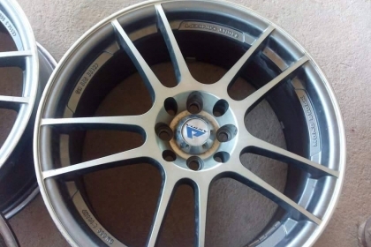 ขายล้อแม็ก japan monoblock 17"กว้าง 7" ใส่ได้ทั้ง 4x100 และ 4x114 ไม่คดไม่ดุ้ง มีริ้วรอยการเบียดเล็กน้อยหนึ่งวง ขายยกชุด 7000