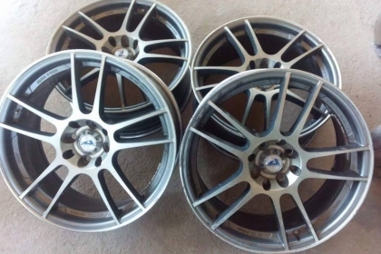 ขายล้อแม็ก japan monoblock 17"กว้าง 7" ใส่ได้ทั้ง 4x100 และ 4x114 ไม่คดไม่ดุ้ง มีริ้วรอยการเบียดเล็กน้อยหนึ่งวง ขายยกชุด 7000