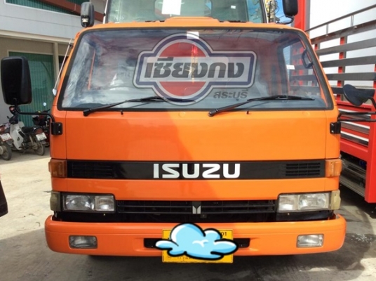 รถบรรทุก ISUZU NPR สีส้ม