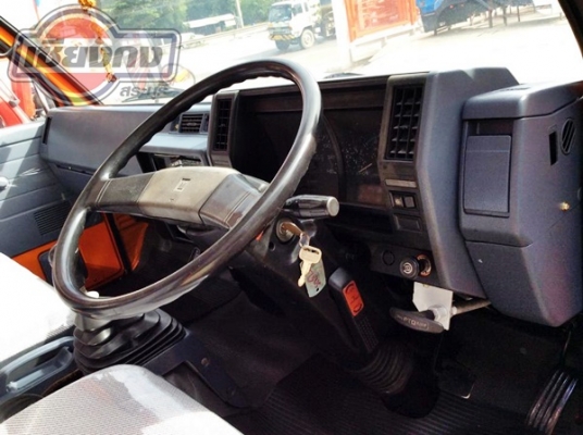 รถบรรทุก ISUZU NPR สีส้ม
