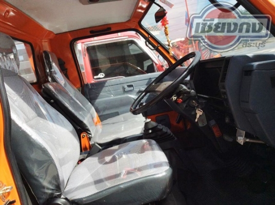 รถบรรทุก ISUZU NPR สีส้ม