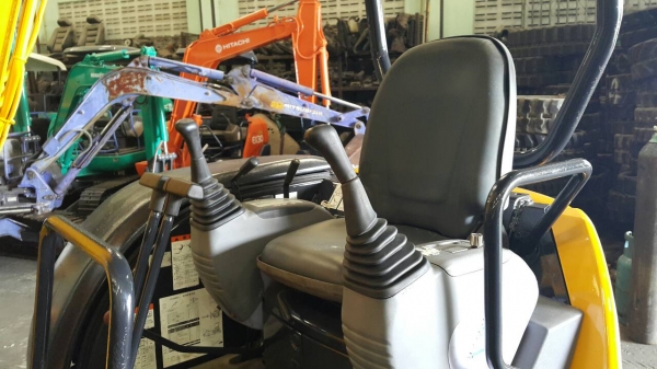 ขาย รถขุด KOMATSU รุ่น PC30MR มือสองญี่ปุ่น แทร็กเหล็กสวย สลักแน่น ทุกส่วน ทำงานไว มือถือ/LINE ID : 0818753444