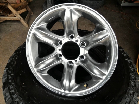 ล้อเล็บเหยี่ยวแท้  พร้อมยาง  235 x 85 x 16  MT