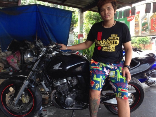 ผู้ต้องหาหลบหนี หมายจับนายกิติศักด์ อุเบกขานนท์ หรือโอ๊ค /เอ๊กซ์ (เเบงค์หนองคาย)พร้อมพวก นายธงชัยหล่ำเเก้ว เจ้าของบัญชี ก่อเหตุ