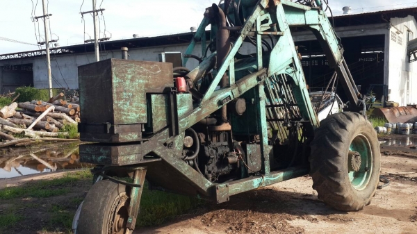 ขายรถคีบ อ้อยคีบไม้ สภาพพร้อมใช้งาน รถทำงานทุกวันครับ