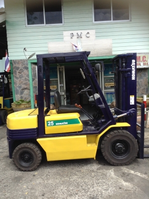 +++ ขายโฟล์คลิฟท์  KOMATSU FD25-11  ขนาด 2.5  ตัน  เครื่องยนต์ดีเซล ISUZU   เสา  3  เมตร  เกียร์ธรรมดา  ยางตัน