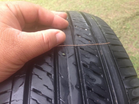 ขายถูกๆๆ ยาง DUNLOP 215/65 R16  ปี 13  ยางสวย ดอกดีใช้ได้อีกนาน