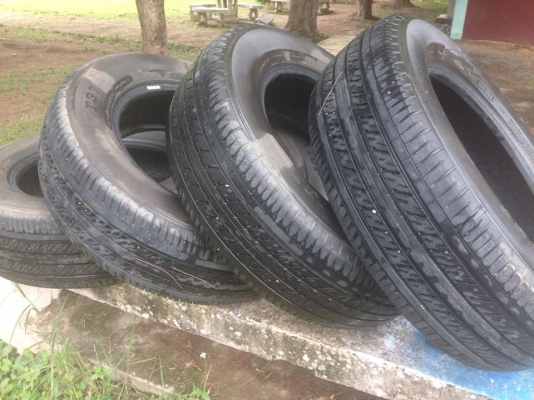 ขายถูกๆๆ ยาง DUNLOP 215/65 R16  ปี 13  ยางสวย ดอกดีใช้ได้อีกนาน