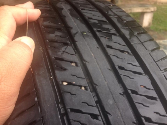 ขายถูกๆๆ ยาง DUNLOP 215/65 R16  ปี 13  ยางสวย ดอกดีใช้ได้อีกนาน