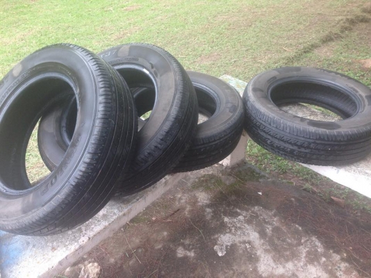 ขายถูกๆๆ ยาง DUNLOP 215/65 R16  ปี 13  ยางสวย ดอกดีใช้ได้อีกนาน