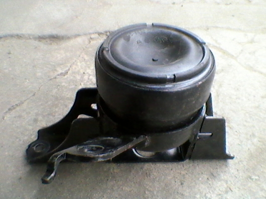 ยางแทนเครื่อง หน้าขวาโตโยต้า ยาริส วีออส YARIS VIOS 500บาทTEL0890671028อยู่ดอนเมือง IDline arnat1028