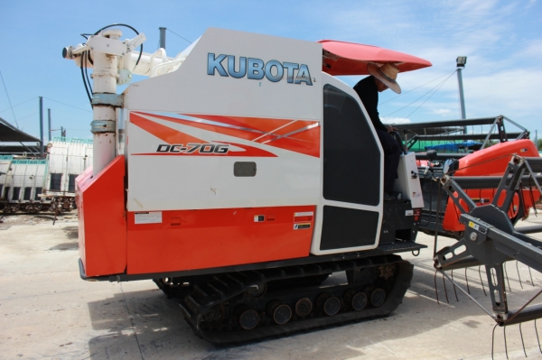 รถเกี่ยวข้าวมาแล้วครับ DC70G สภาพสมบูรณ์เกือบ 100\%