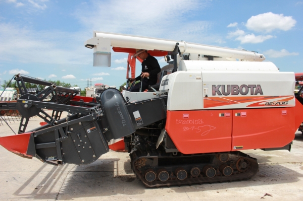 รถเกี่ยวข้าวมาแล้วครับ DC70G สภาพสมบูรณ์เกือบ 100\%