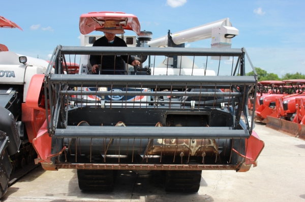 รถเกี่ยวข้าวมาแล้วครับ DC70G สภาพสมบูรณ์เกือบ 100\%