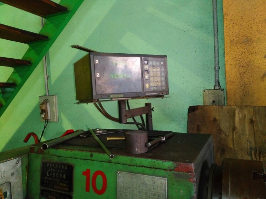 ขายเครื่องกลึง5ฟุตมีริเนี่ยลูกบิดกลึงเกลียวได้ทุกชนิดครับ