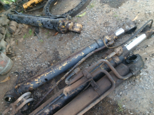 ขายกระบอกไฮโดรลิค 4 ตัวสวยๆของCAT E200 B