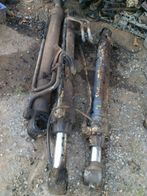 ขายกระบอกไฮโดรลิค 4 ตัวสวยๆของCAT E200 B