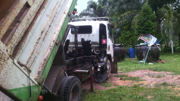 รถอีซุซุ 6 ล้อดั้ม NPR 150 แรงม้า. ปี 52.    สนใจติดต่อ  081 - 6079515