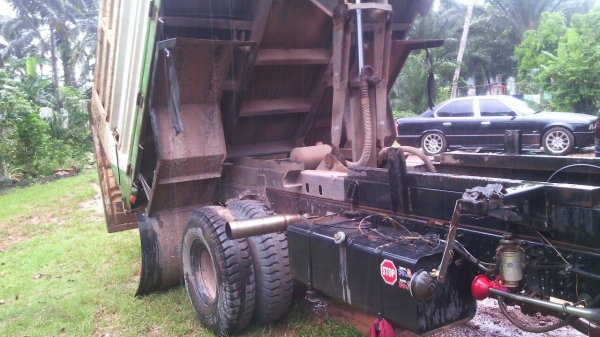 รถอีซุซุ 6 ล้อดั้ม NPR 150 แรงม้า. ปี 52.    สนใจติดต่อ  081 - 6079515