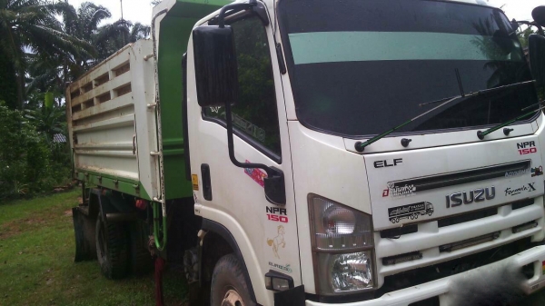 รถอีซุซุ 6 ล้อดั้ม NPR 150 แรงม้า. ปี 52.    สนใจติดต่อ  081 - 6079515
