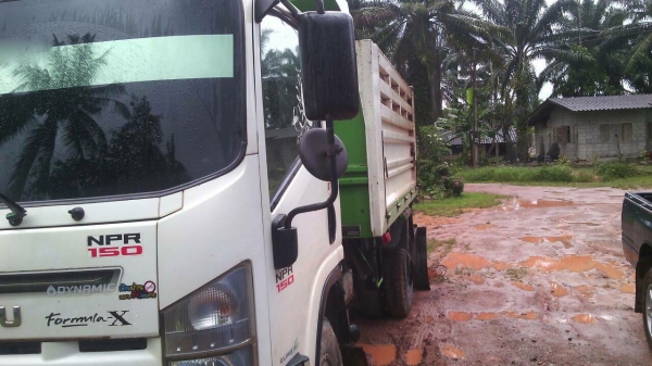 รถอีซุซุ 6 ล้อดั้ม NPR 150 แรงม้า. ปี 52.    สนใจติดต่อ  081 - 6079515