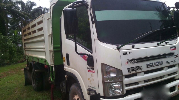 รถอีซุซุ 6 ล้อดั้ม NPR 150 แรงม้า. ปี 52.    สนใจติดต่อ  081 - 6079515