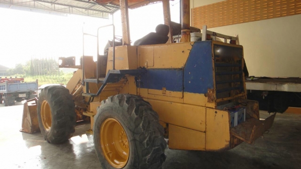 รถตัก KOMATSU  WA100.   สนใจติดต่อ  081 - 6079515