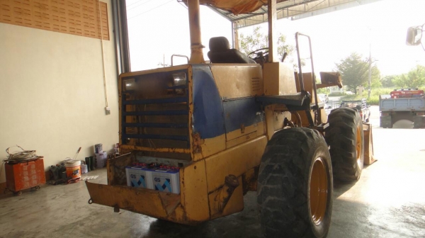 รถตัก KOMATSU  WA100.   สนใจติดต่อ  081 - 6079515