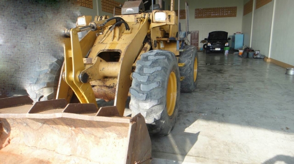 รถตัก KOMATSU  WA100.   สนใจติดต่อ  081 - 6079515