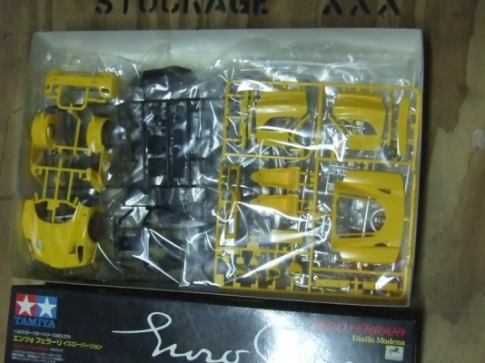 โมเดลรถประกอบ 1/24 Ferrari ยังไม่แกะพลาสติก ราคา 900บาท ส่งEMS+150บาท โมเดลรถประกอบ 1/24 Ferrari ยังไม่แกะพลาสติก ราคา 900บาท ส่งEMS+150บาท