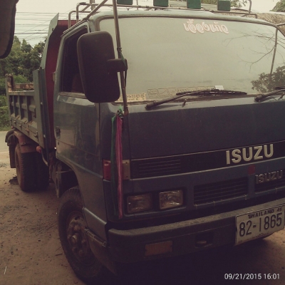 isuzu  เครื่อง 110 นอก เกียร์ ล็อกกี้ 6 เกียร์ ไม่มีสะโลแอร์เย็น สภาพสวย เอกสารครบมีทะเบียน