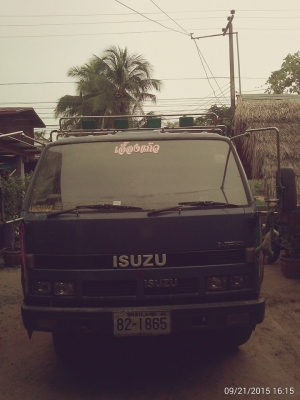 isuzu  เครื่อง 110 นอก เกียร์ ล็อกกี้ 6 เกียร์ ไม่มีสะโลแอร์เย็น สภาพสวย เอกสารครบมีทะเบียน