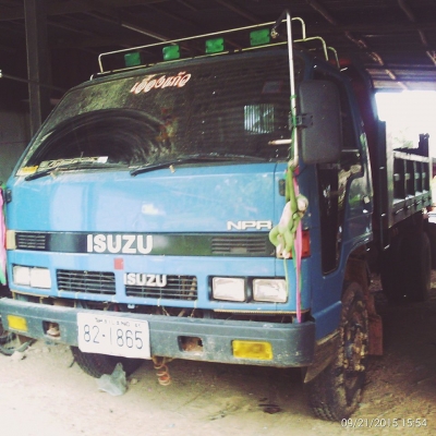 isuzu  เครื่อง 110 นอก เกียร์ ล็อกกี้ 6 เกียร์ ไม่มีสะโลแอร์เย็น สภาพสวย เอกสารครบมีทะเบียน