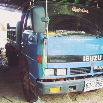 isuzu  เครื่อง 110 นอก เกียร์ ล็อกกี้ 6 เกียร์ ไม่มีสะโลแอร์เย็น สภาพสวย เอกสารครบมีทะเบียน