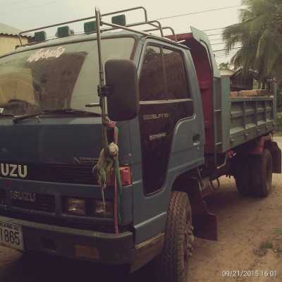 isuzu  เครื่อง 110 นอก เกียร์ ล็อกกี้ 6 เกียร์ ไม่มีสะโลแอร์เย็น สภาพสวย เอกสารครบมีทะเบียน