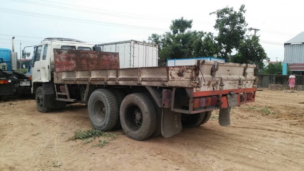 ISUZU   10 ล้อ  เพลาเดียวร้อคกี้ ขาย 450,000