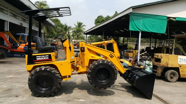 ขาย รถตักล้อยาง MITSUBISHI รุ่น WS200A ตักได้ ครึ่งคิว สองเพลา เอวอ่อน เกียร์ทอร์ค   ยางใหม่ สวยพร้อม ใช้งาน  มือสองญี่ปุ่น ทำสี CATERPILLAR เพื่อความสวยงาม มือถือ/LINE ID :0818753444
