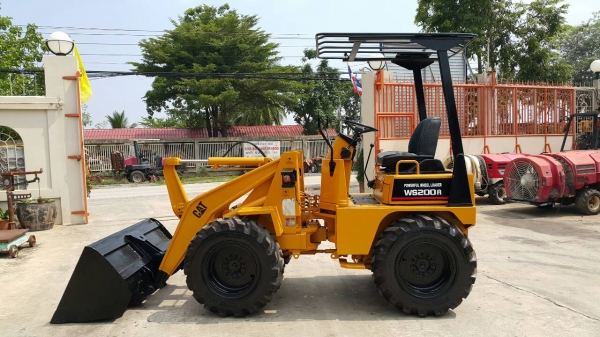 ขาย รถตักล้อยาง MITSUBISHI รุ่น WS200A ตักได้ ครึ่งคิว สองเพลา เอวอ่อน เกียร์ทอร์ค   ยางใหม่ สวยพร้อม ใช้งาน  มือสองญี่ปุ่น ทำสี CATERPILLAR เพื่อความสวยงาม มือถือ/LINE ID :0818753444