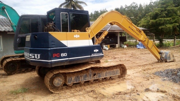 ขายรถเเบ็คโฮ  pc 60-5  ตัวเดินรุ่น  6