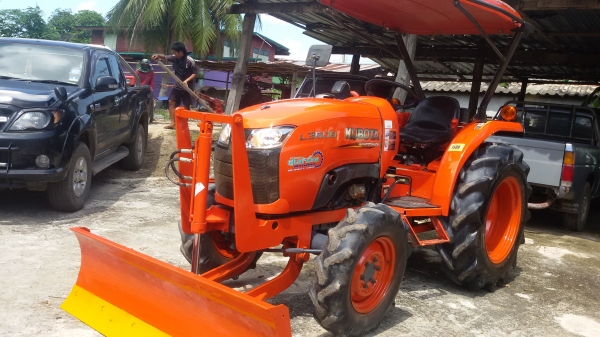 รถไถคูโบต้าL3608 พร้อมไช้งานรถอยู่วังบัว คลองขลุง กำแพงเพชร  ราคา285000บาท   มีไบมีดหน้าหนึ่งอัน กับผาน6หนึ่งอัน สนใจสอบุถามได้ที่081 3655997 อำพร  พาเจริญ  ราคาต่อรองได้อีกนะครับ