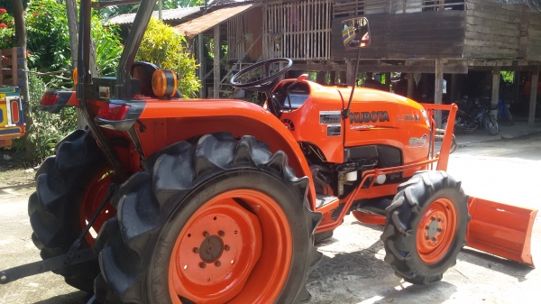 รถไถคูโบต้าL3608 พร้อมไช้งานรถอยู่วังบัว คลองขลุง กำแพงเพชร  ราคา285000บาท   มีไบมีดหน้าหนึ่งอัน กับผาน6หนึ่งอัน สนใจสอบุถามได้ที่081 3655997 อำพร  พาเจริญ  ราคาต่อรองได้อีกนะครับ