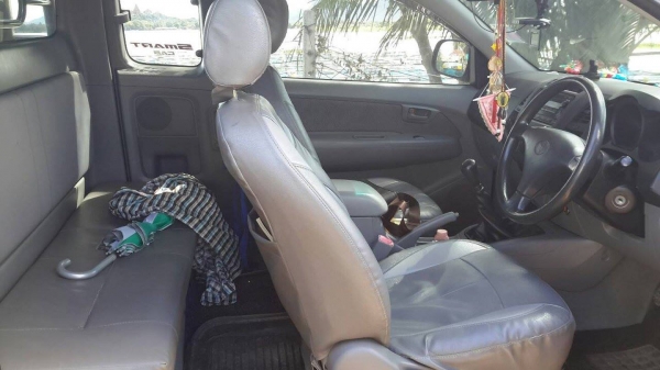 รถสวยพร้อมใช้ เครื่อง2700ติดแก็สLPG  แอร์เย็นภายในสวย