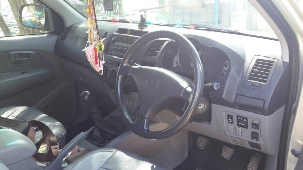 รถสวยพร้อมใช้ เครื่อง2700ติดแก็สLPG  แอร์เย็นภายในสวย