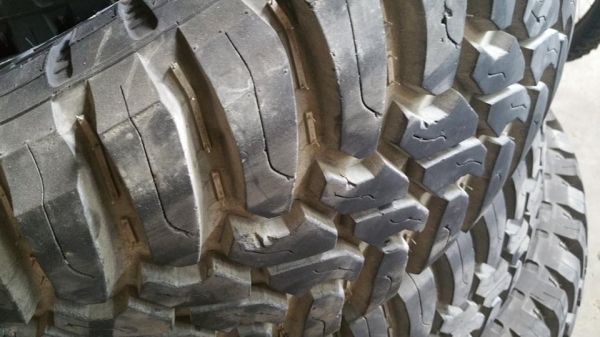 ขายครับ ยางปี 12 ดอกเหลือเยอะๆ deestone Mud 33 นิ้ว ขายครับ ยางปี 12 ดอกเหลือเยอะๆ deestone Mud 33 นิ้ว