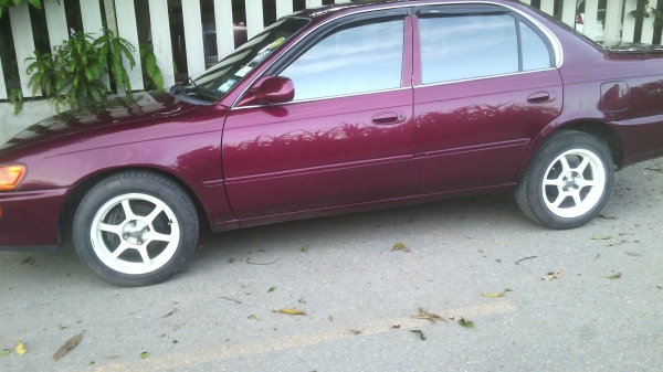 ขายรถเก๋งโตโยต้า3ห่วง  เล่มพร้อมโอนรถพร้อมใช้แอร์เย็นสีสวยราคาต่อรองได้