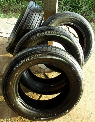 ยางขอบ15 บริดสโตน175-65-R15 ลงพื้นปลายปี13 (4เส้น 2,700บ)น้องๆยางใหม่