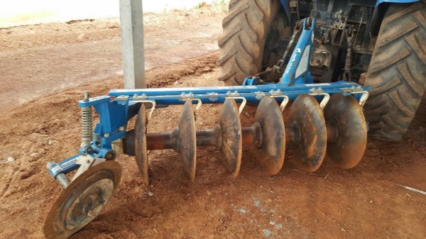 ขายรถไถ New Holland TD95D เอกสารเล่มทะเบียนครบ อุปกรณ์มีผานดันหน้า และผาน 6 ราคาต่อรองได้ครับ ขายรถไถ New Holland TD95D เอกสารเล่มทะเบียนครบ อุปกรณ์มีผานดันหน้า และผาน 6 ราคาต่อรองได้ครับ