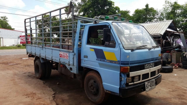 ขาย 6 ล้อ ISUZU เครื่อง 4BC2 100 แรงม้า คัสซีสวยตลอดเส้น คอกเหล็กพร้อมบรรทุก ทะเบียนพร้อมโอน